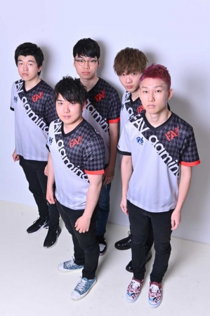 ▲JACK選手、KENTSUMESHI選手、X-Bow Master選手、Kitassyan選手、DANI選手（写真左から）