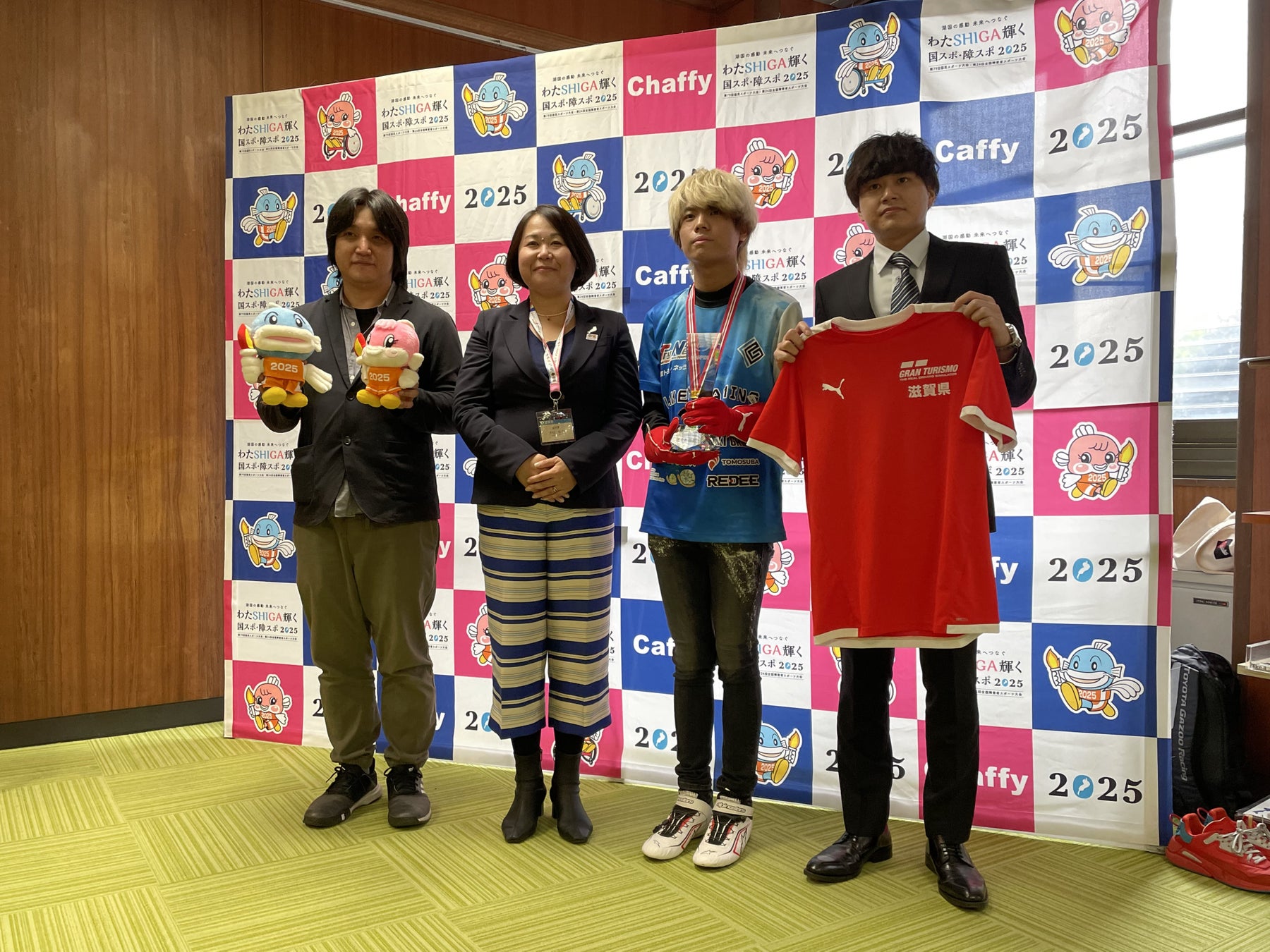 世界3位に輝いたLAKE GAMING所属の佐々木拓真選手が大杉住子滋賀県副知事へ表敬訪問を行いました。