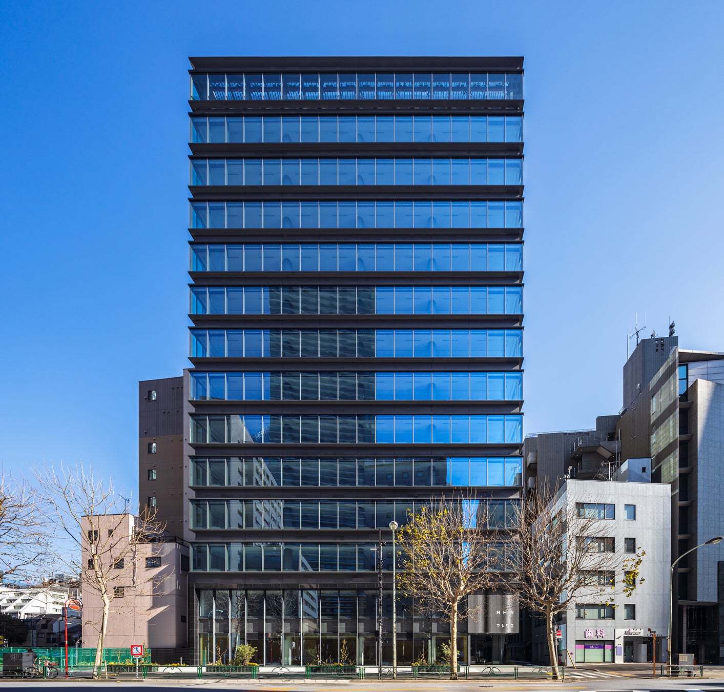 NHN JAPAN、自社ビル「NHN アトリエ」にオフィス移転　ロビー・カフェなどの付帯施設のデザインは隈研吾氏、ロゴは原研哉氏が担当