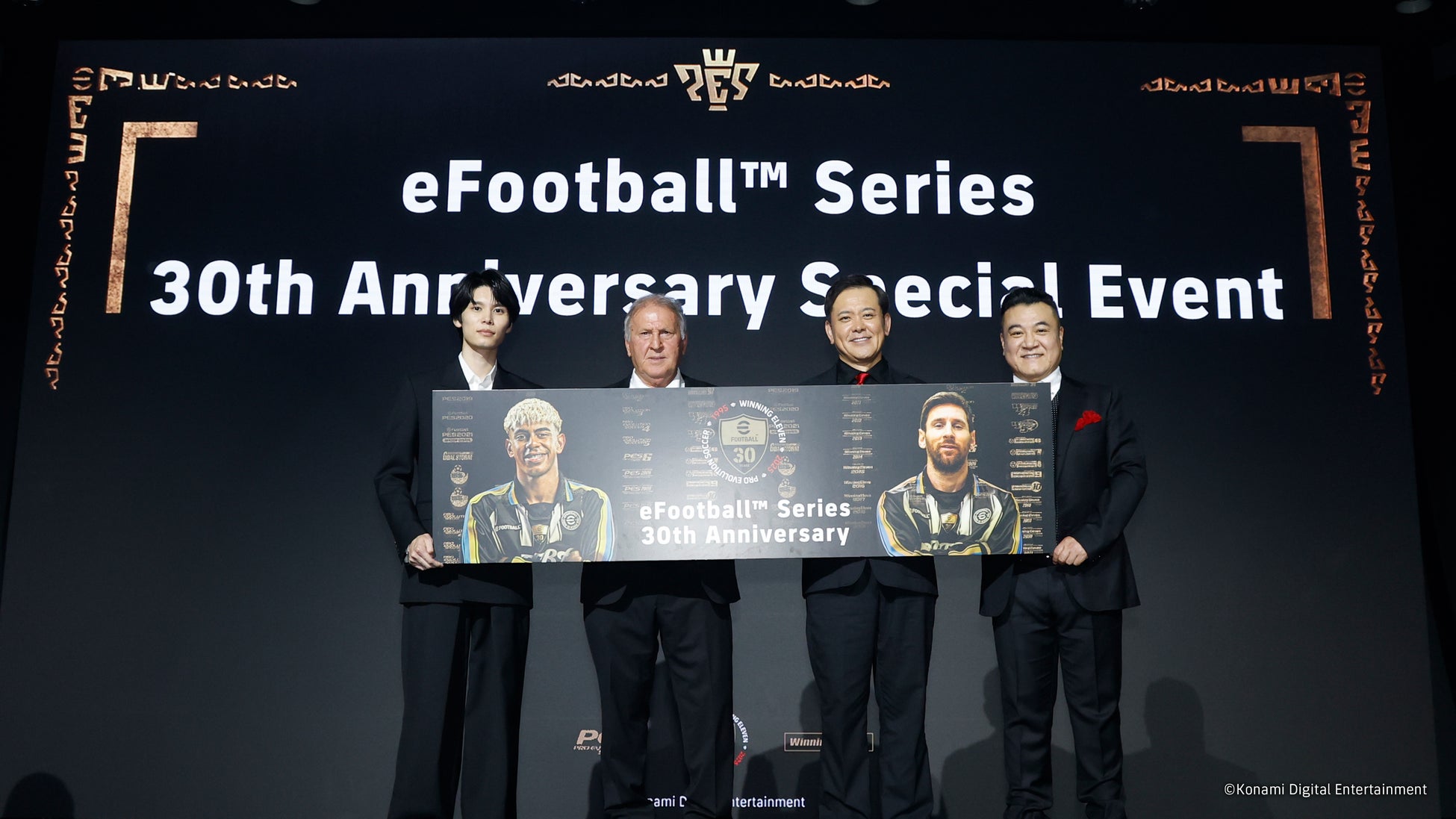 【イベントレポート】「eFootball™シリーズ30周年記念発表会」萩原利久さん＆有田哲平さん＆山崎弘也さんも30周年を祝福『ウイイレ10』パッケージ再現でジーコ氏が山崎さんへ直々指導！