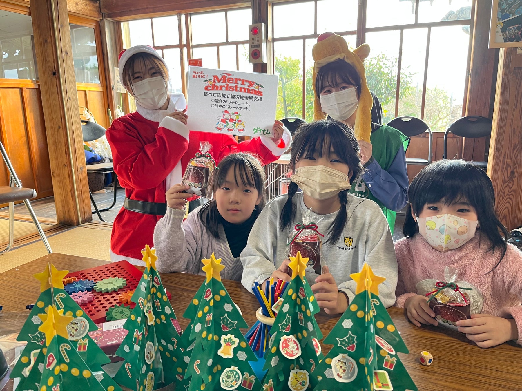 ダイナム、全国の子ども食堂等96施設、約7,000人へクリスマスプレゼントを訪問寄贈