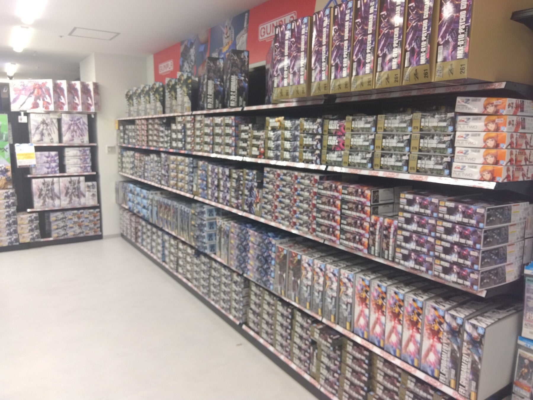 秋葉原発のホビーショップが松戸に誕生！トレカ・ガンプラ・ホビーが充実！32席のトレカ対戦スペース完備。「まちキャラ松戸店」が3/7（土）グランドオープン！