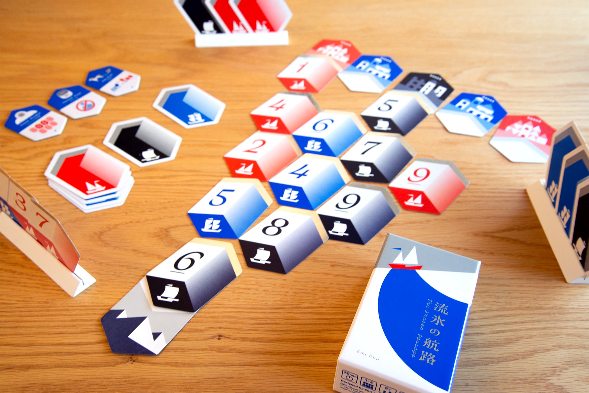 ボードゲーム『流氷の航路』2026年5月発売。ルールもコンポーネントも美しい、協力型ボードゲーム。