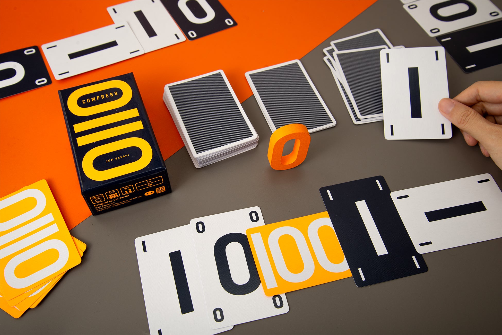 ボードゲーム『コンプレス』2026年5月発売。驚きの「カンニングペーパーをつくる」カードゲーム。