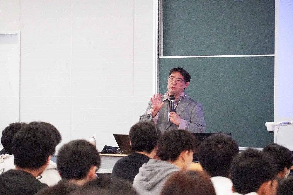 【京都橘大学】 本学客員教授でゲームAIの第一人者・三宅 陽一郎客員教授による特別講義を開催しました